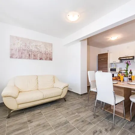 Three-bedroom Holiday In Nadin