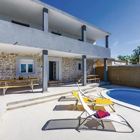 Three-bedroom Holiday In Nadin