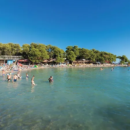 Three-bedroom Holiday In Nadin