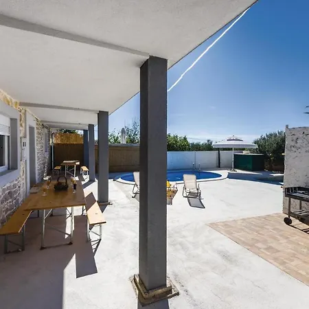 Three-bedroom Holiday In * Nadin