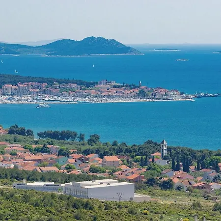 Three-bedroom Holiday In Nadin