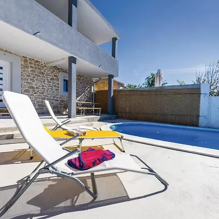 Three-bedroom Holiday In * Nadin