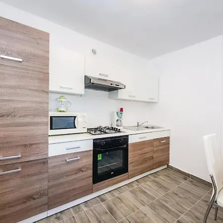 Three-bedroom Holiday In Дом отдыха *